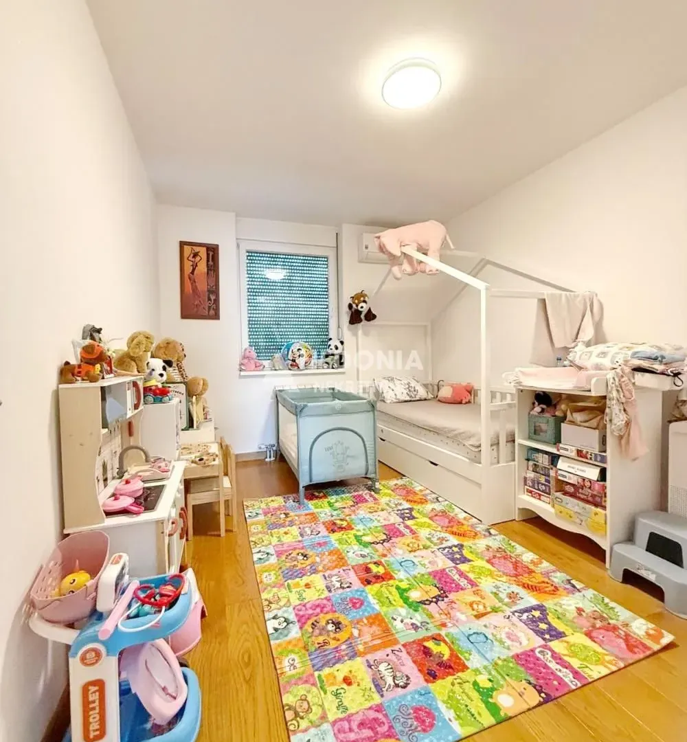 Prodaja, četvorosoban stan, 98m², Zemun Sve Podlokacije, Beograd