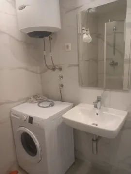Kupatilo opremljeno umivaonikom, veš mašinom i bojlerom. - image 3