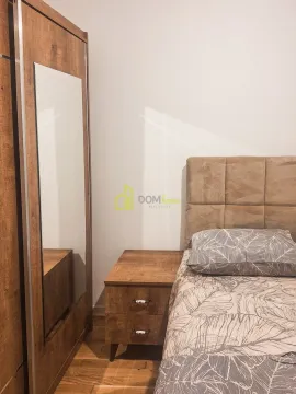 Spavaća soba sa bračnim krevetom, noćnim stočićem i garderoberom sa ogledalom. - image 6