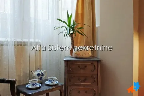 Detalj enterijera sa drvenom komodom i stolom sa setom za kafu. - image 15