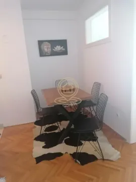 Trpezarijski sto sa stolicama u uglu prostorije. - image 7