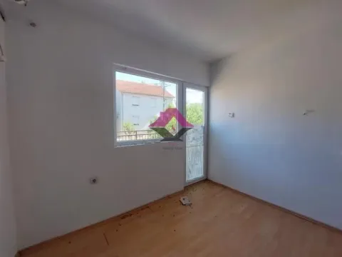 Prazna prostorija sa prozorom i vratima koja vode na terasu. - image 7