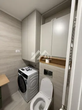 Kupatilo opremljeno toaletom, veš mašinom i ugradnim elementima. - image 8