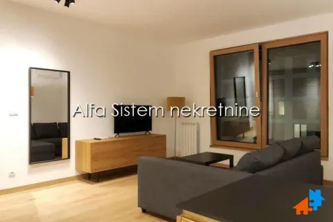 Dnevna soba sa garniturom, TV komodom i velikim prozorom. - image 2