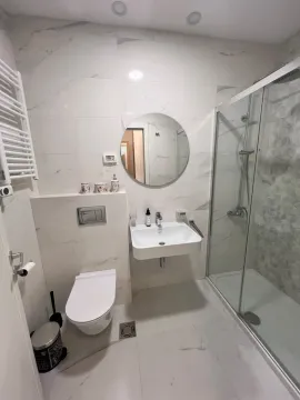 Moderno opremljeno kupatilo sa tuš kabinom. - image 6