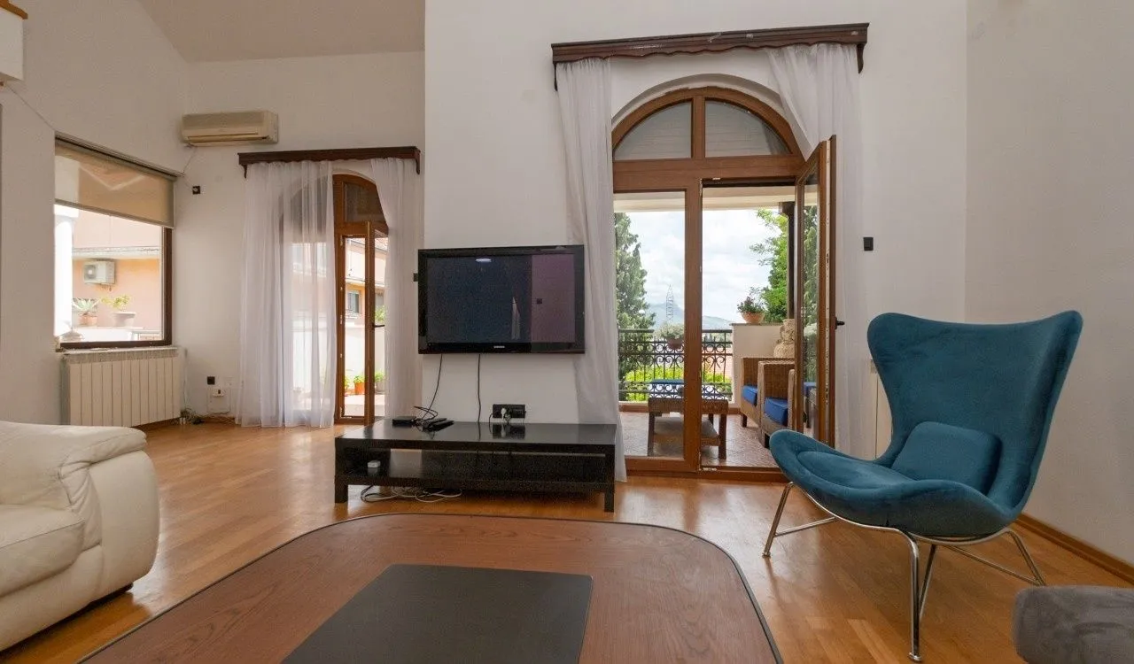 Rent, house, 280m², Gorica C, Podgorica