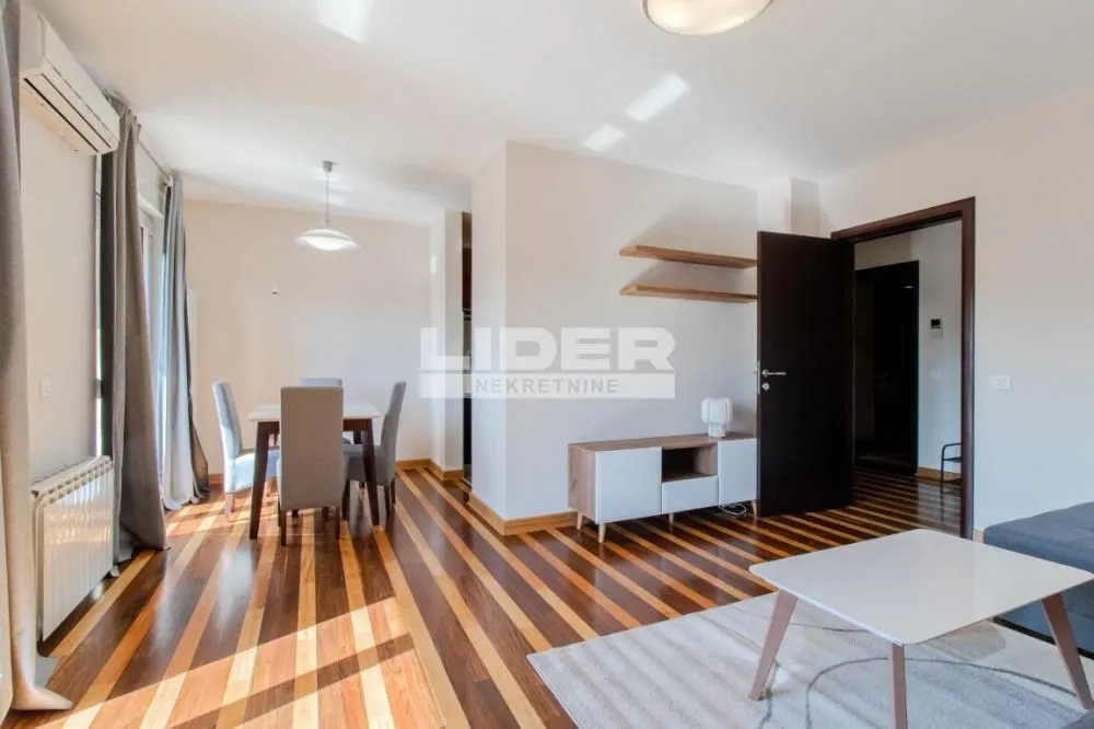 Izdavanje, dvosoban stan, 64m², Savski Venac, Beograd