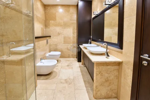 Moderne kupatilo sa dva umivaonika, tuš kabinom, WC šoljom i bideom. - image 18