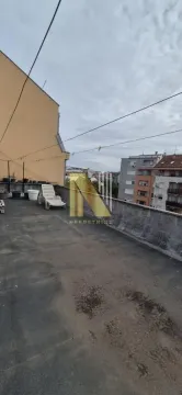 Prostrana krovna terasa sa pogledom na grad. - image 18