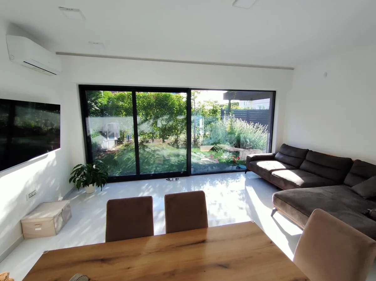Izdavanje, kuća, 230m², Sremska Kamenica, Petrovaradin