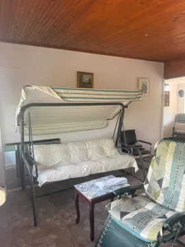Natkrivena terasa opremljena baštenskom ljuljaškom, foteljom i stočićem. - image 10
