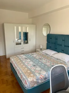 Namještena spavaća soba sa velikim bračnim krevetom i garderoberom. - image 7