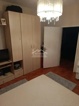 Nameštena spavaća soba sa velikim ormanom i krevetom. - image 8