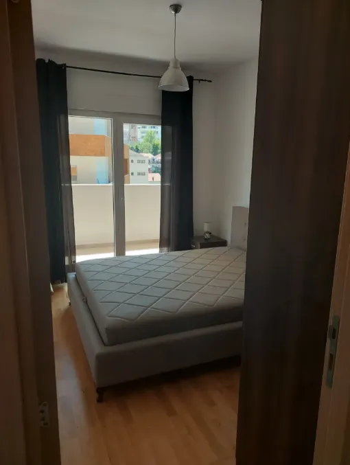 Bedroom with a double bed and access to the terrace.