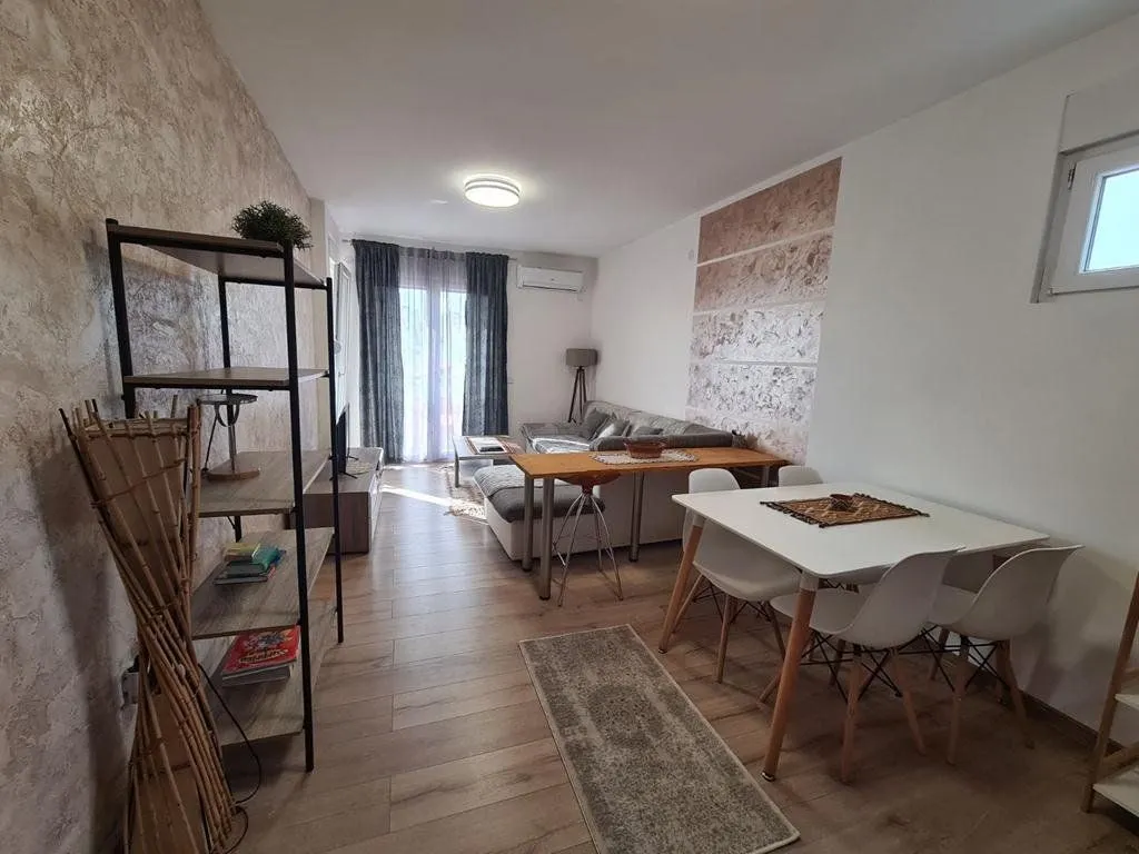Izdavanje, dvosoban stan, 75m², Blok 5, Podgorica