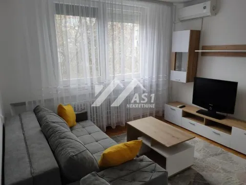 Dnevna soba sa garniturom, TV komodom i velikim prozorom. - image 8