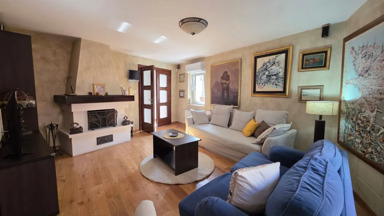 Izdavanje, trosoban stan, 120m², Stari Grad, Budva