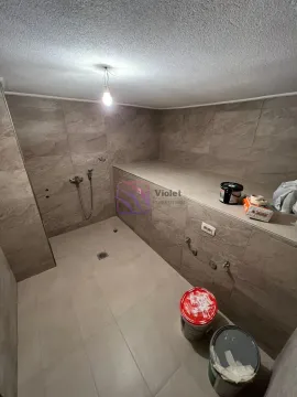 Kupatilo u fazi završnih radova sa pločicama i sanitarnim priključcima. - image 18