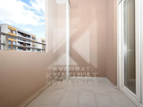 Manji nenamješten balkon sa pogledom na susjedne zgrade. - image 15