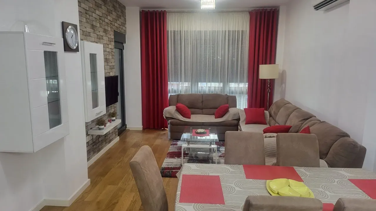 Izdavanje, dvosoban stan, 78m², Centar, Podgorica