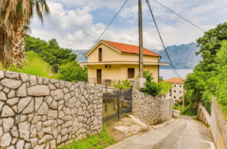 Izdavanje, kuća, 200m², Prčanj, Kotor