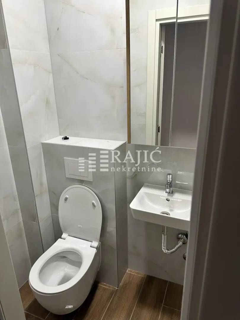 Small equipped bathroom with a toilet and sink.