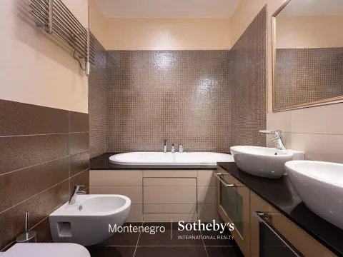 Izdavanje, trosoban stan, 204m², Kod Capital Plaze, Podgorica - image 29