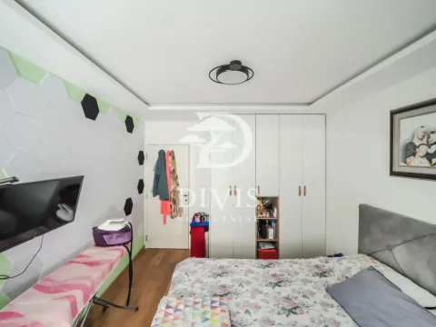 Nameštena spavaća soba sa bračnim krevetom, plakarom i televizorom. - image 13