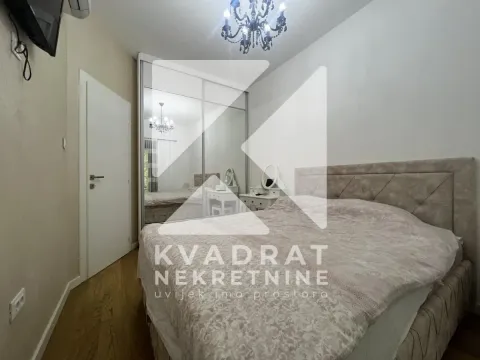 Furnished bedroom with a double bed and a large mirrored wardrobe. - image 4