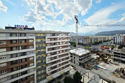 Pogled sa prozora na okolne zgrade i gradilište. - image 12