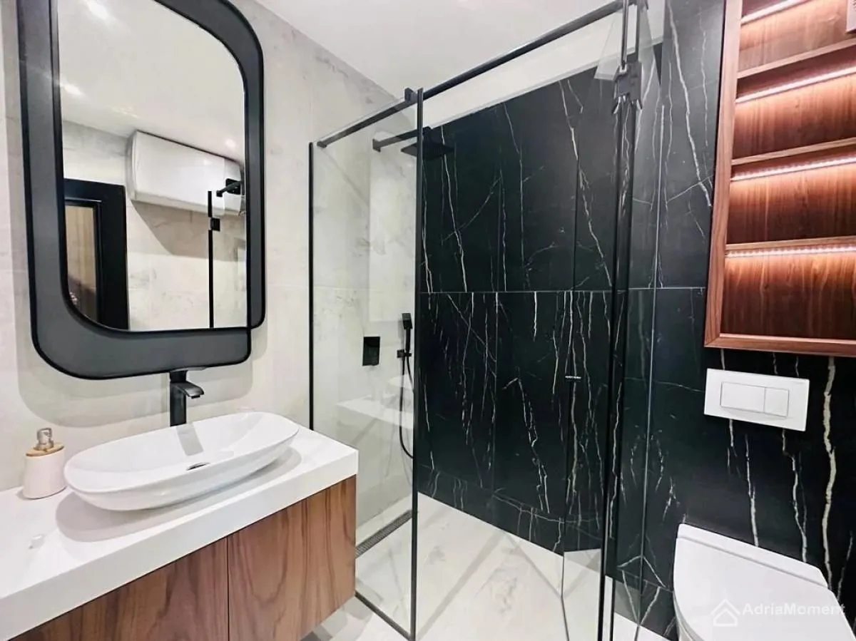Prodaja, trosoban stan, 105m², Centar, Tivat