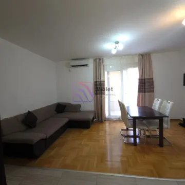Dnevni boravak sa garniturom i trpezarijskim stolom. - image 5