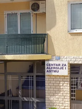 Eksterijer zgrade sa balkonom i ulazom u prizemlju. - image 10