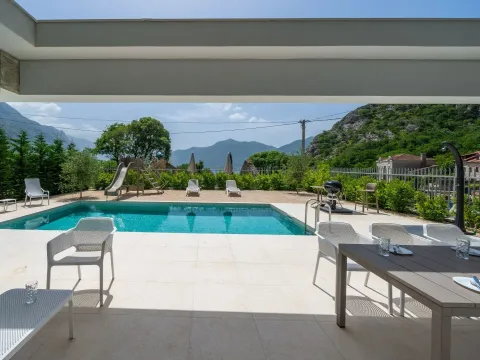 Sale, house, 250m², Orahovac, Kotor - image 12