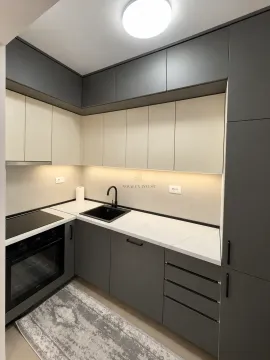 Moderna kuhinja sa sivim i bež elementima i ugradnom rernom. - image 3