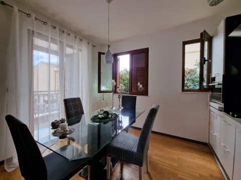 Trpezarija sa staklenim stolom i stolicama, povezana sa kuhinjom i izlazom na terasu. - image 15