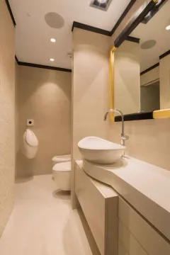 Moderne kupatilo sa umivaonikom, WC šoljom i pisoarom u svijetlim tonovima. - image 7
