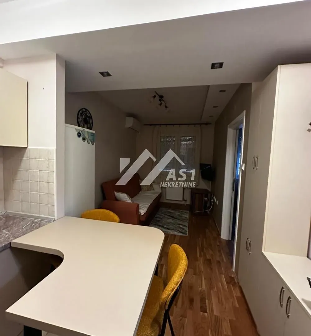Izdavanje, jednosoban stan, 29m², Bulevar Oslobodjenja, Novi Sad Sve Podlokacije