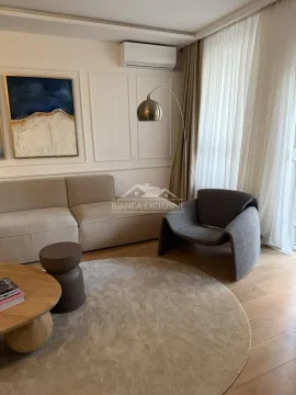 Dnevna soba sa garniturom, foteljom i stočićem pored prozora. - image 2