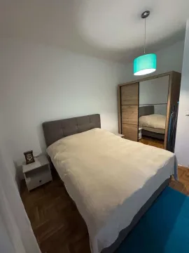 Namještena spavaća soba sa bračnim krevetom, plakarom i noćnim stočićem. - image 10