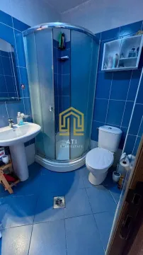 Kupatilo sa tuš kabinom, umivaonikom i wc šoljom. - image 15