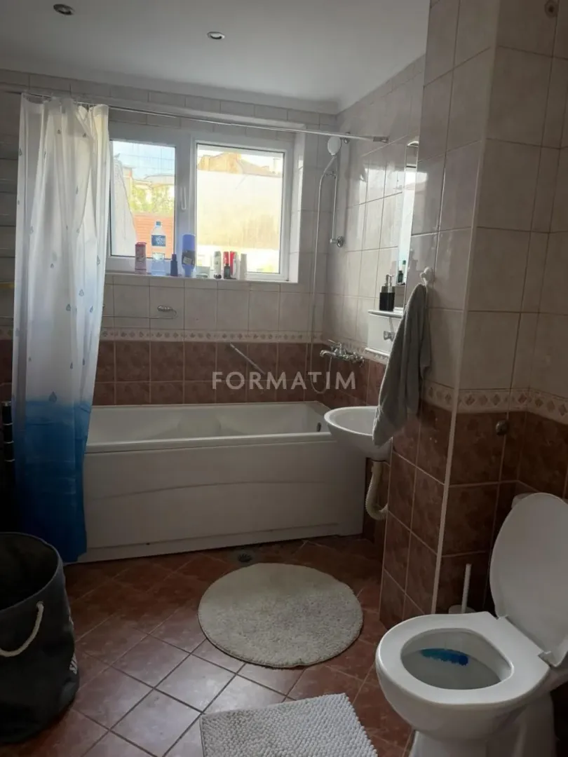 Kupatilo sa kadom, umivaonikom, WC šoljom i prozorom.