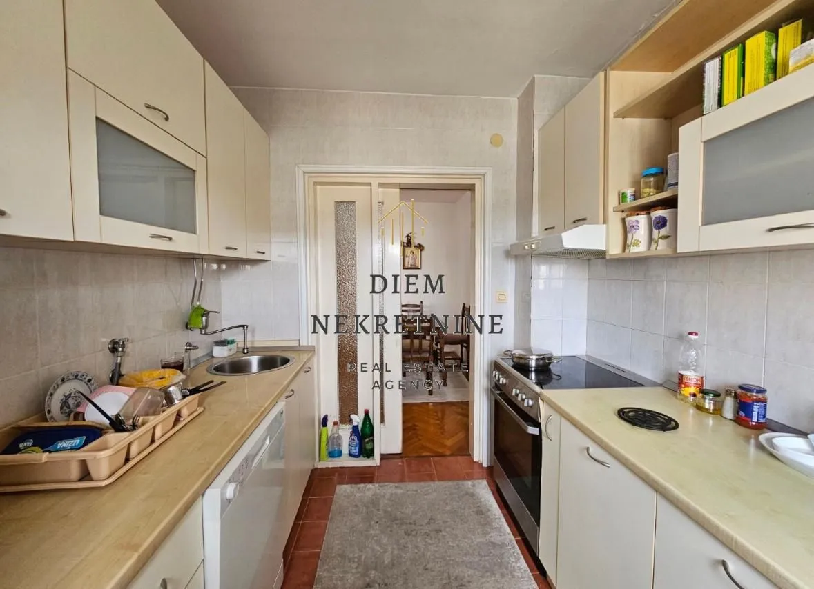Prodaja, trosoban stan, 112m², Centar, Bar
