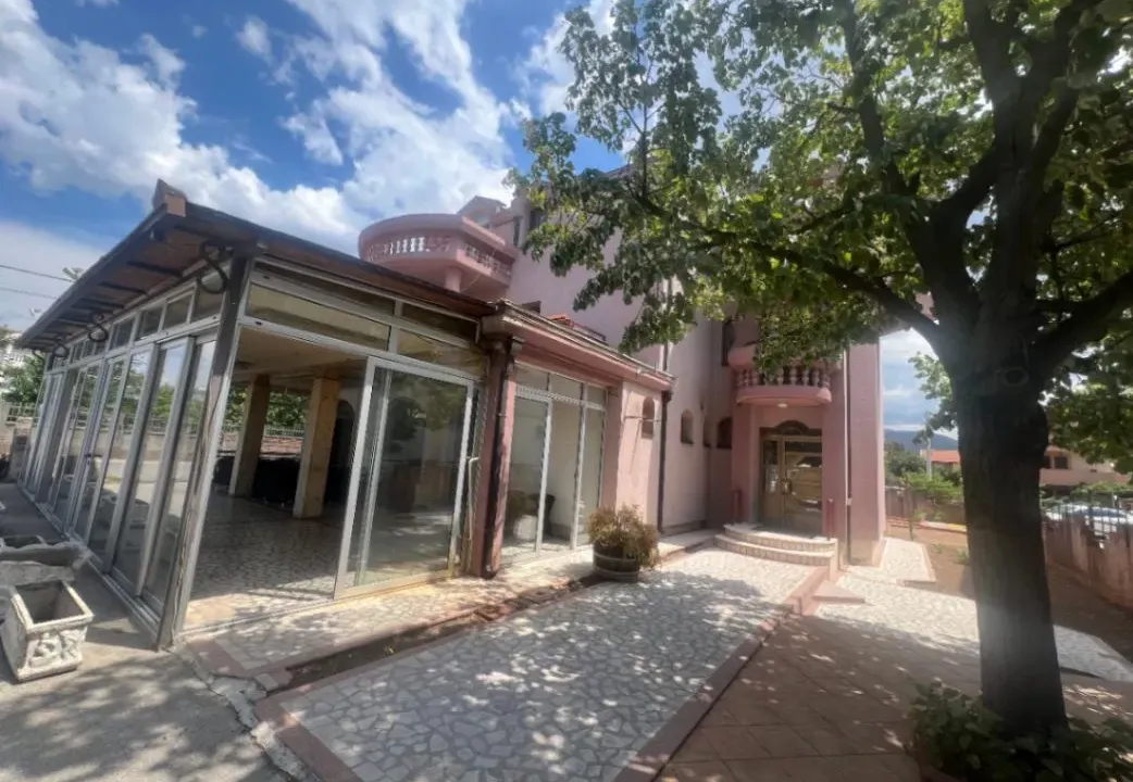 Prodaja, kuća, 450m², Zlatica, Podgorica