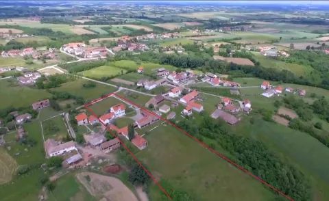 Vazdušni snimak seoskog imanja sa ucrtanim granicama parcele. - image 2