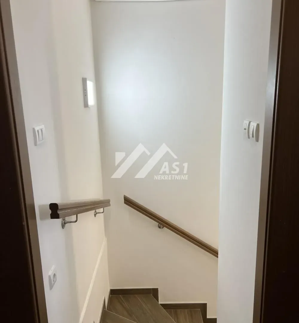Prodaja, četvorosoban stan, 73m², Karagača, Petrovaradin