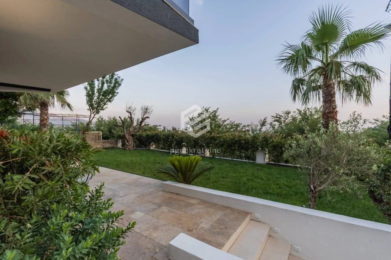Izdavanje, kuća, 300m², Markovići, Budva