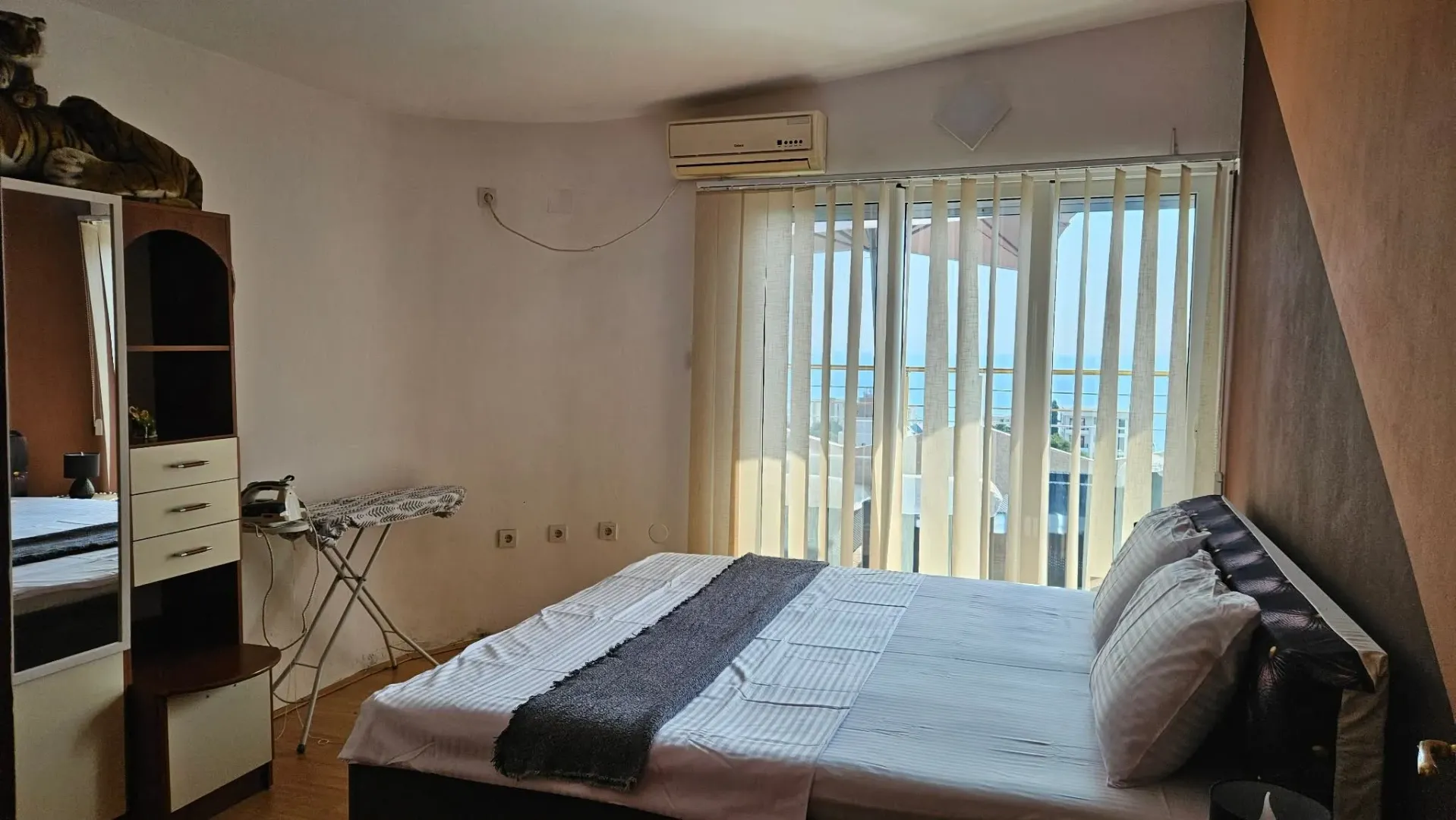Furnished bedroom with a double bed, wardrobe, and access to the terrace.