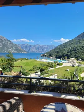 Pogled na more i planine sa terase. - image 8
