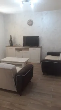 Dnevna soba sa garniturom, komodom i televizorom. - image 10